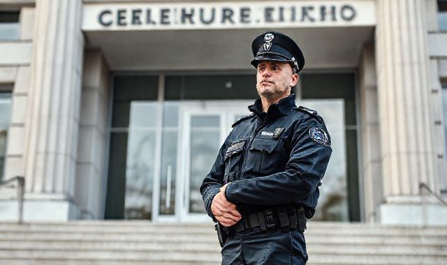 Cảnh sát Berlin đá người vô gia cư bị còng tay và phải nộp phạt 2.500 euro