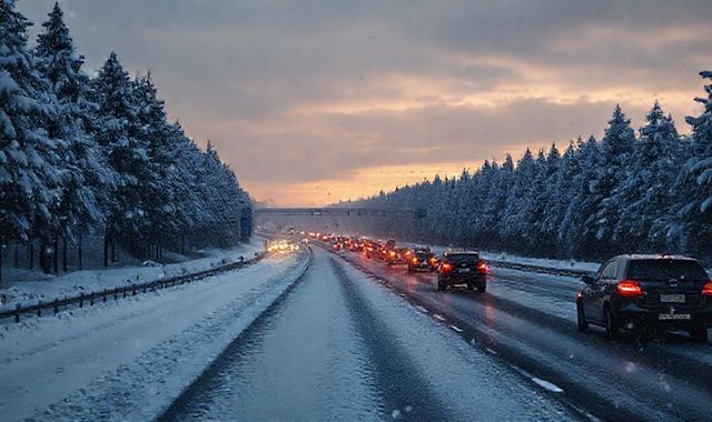 Tuyết rơi dày đặc gây gián đoạn giao thông và tai nạn nghiêm trọng tại Đức