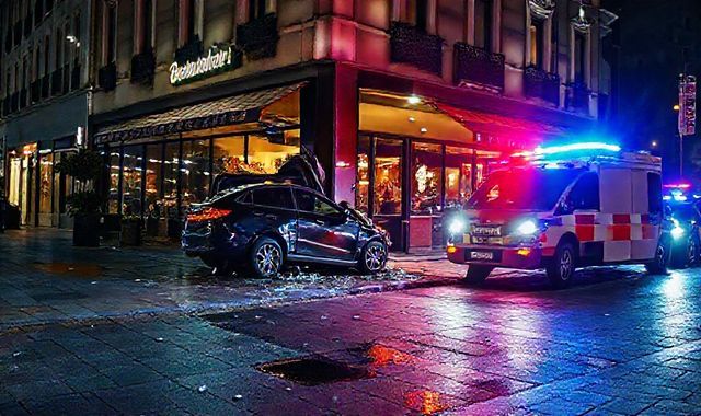 Tai nạn giao thông ở Augsburg: ô tô lao vào nhà hàng sau va chạm