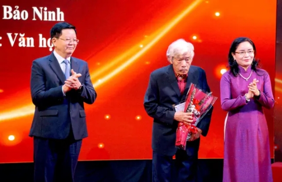 2 Noi Buon Chien Tranh Duoc Vinh Danh Tai Sao Gan 40 Nam Van Con Tranh Cai