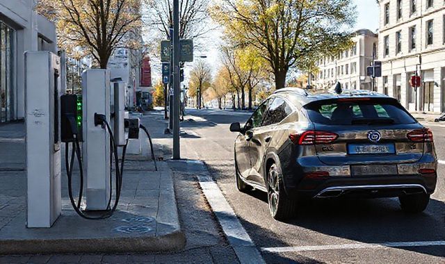 Phán quyết mới tại Đức: xe xăng và diesel đậu ở trạm sạc xe điện sẽ bị kéo đi