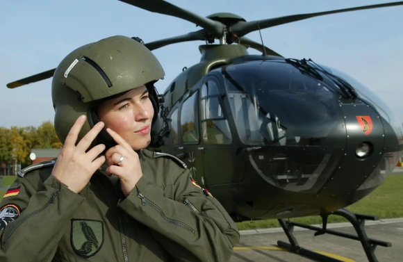 1 Tu Thu Ky Den Cap Tuong Hanh Trinh Phu Nu Gia Nhap Quan Doi Lien Bang Duc