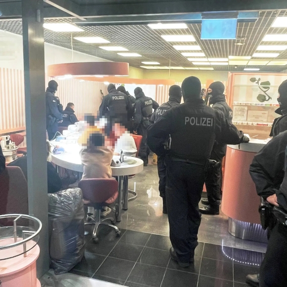 1 Chien Dich Truy Quet Quy Mo Lon Kiem Tra Chuoi Tiem Nails Cua Nguoi Viet O Duc