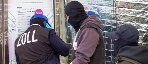 2 Chien Dich Truy Quet Quy Mo Lon Kiem Tra Chuoi Tiem Nails Cua Nguoi Viet O Duc