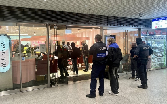 1 Dang Sau Vo Boc Thanh Dat Cua Chuoi Tiem Lam Mong Us Nails Tai Dusseldorf