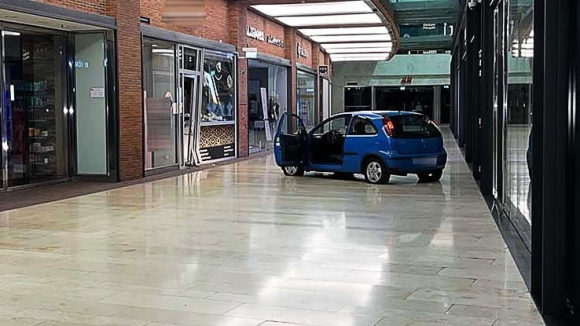 1 Bang Cuop Dung O To Lao Sap Cua Hang Trang Suc Tai Duisburg Nhu Phim Hanh Dong