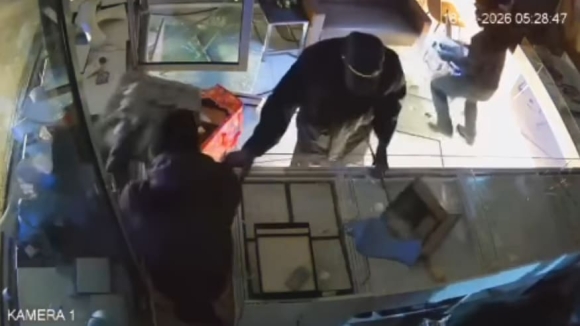 3 Bang Cuop Dung O To Lao Sap Cua Hang Trang Suc Tai Duisburg Nhu Phim Hanh Dong