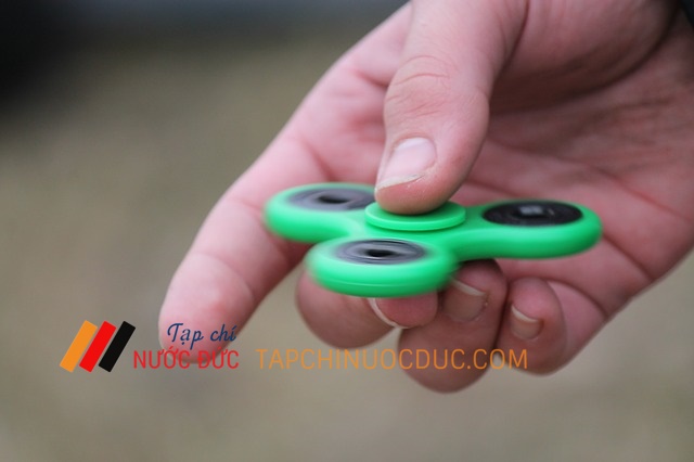 fidget spinner 2377408 640